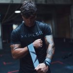Calleras y muñequeras protegiendo las manos y muñecas durante un WOD de dominadas
