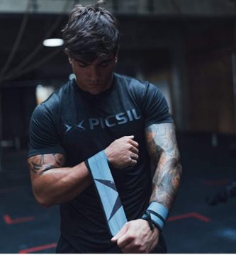 Calleras y muñequeras protegiendo las manos y muñecas durante un WOD de dominadas