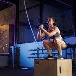 Atleta realizando levantamiento de pesas con ropa crossfit para libertad de movimiento