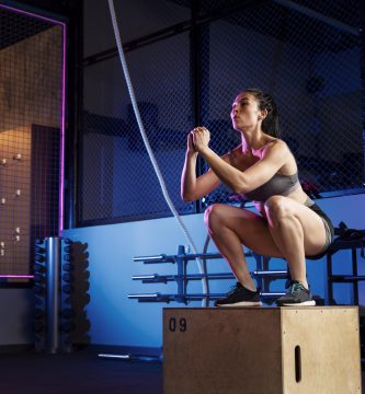 Atleta realizando levantamiento de pesas con ropa crossfit para libertad de movimiento